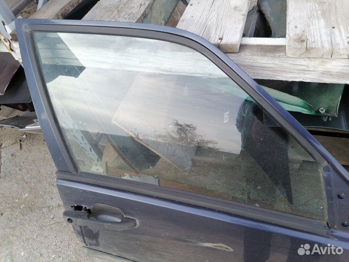Стекло двери переднее правое Volvo 460