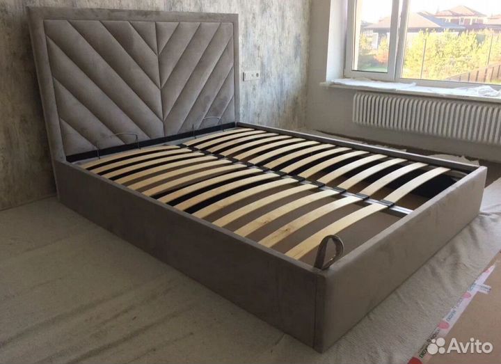 Кровать с мягким изголовьем