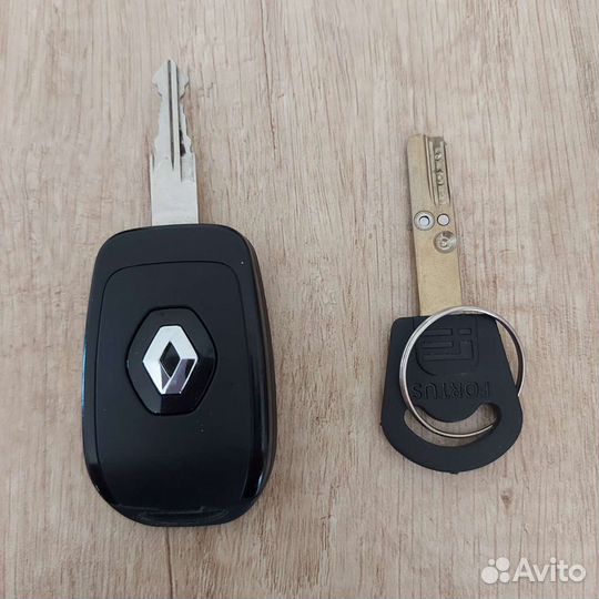 Ключ замка зажигания Renault Sandero