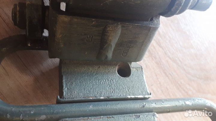 Петля двери нижняя правая Skoda Octavia Tour