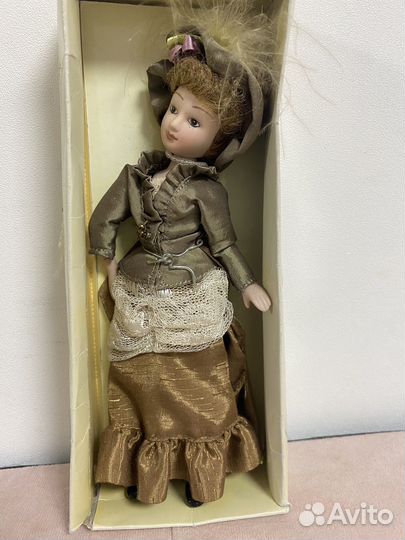 Кукла фарфоровая