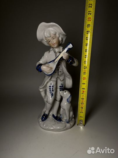 Фарфоровая статуэтка