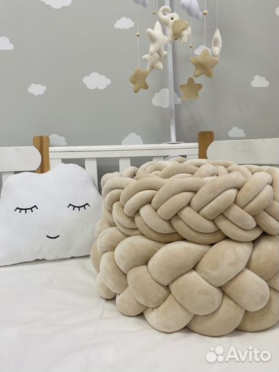 Бортик косичка и подушка в детскую кроватку