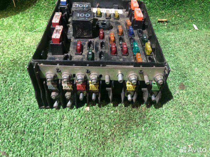 Блок предохранителей под капот Volkswagen Passat
