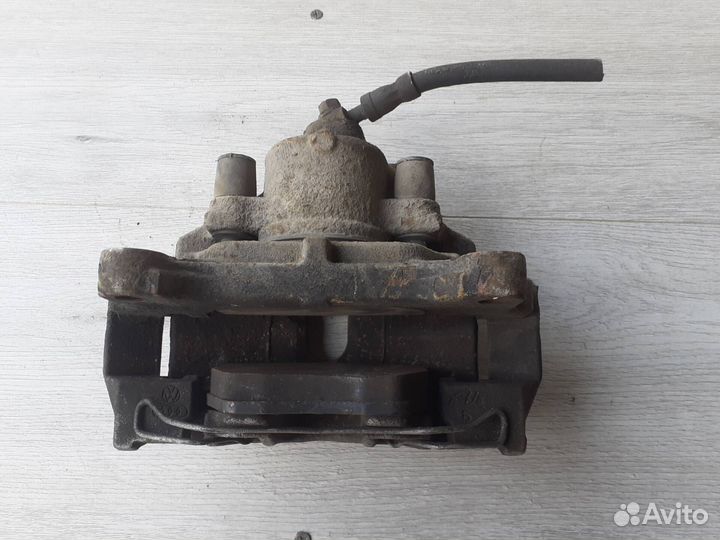 Суппорт передний правый VAG