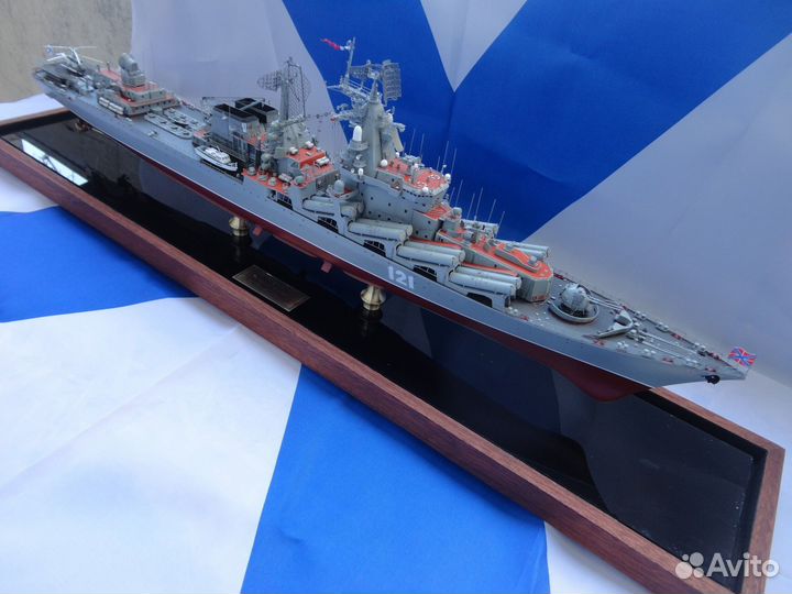 Продам модель корабля крейсер Москва