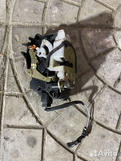 Замок передней правой двери Mitsubishi Lancer 9