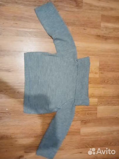 Свитер укороченныйс открытыми плечами