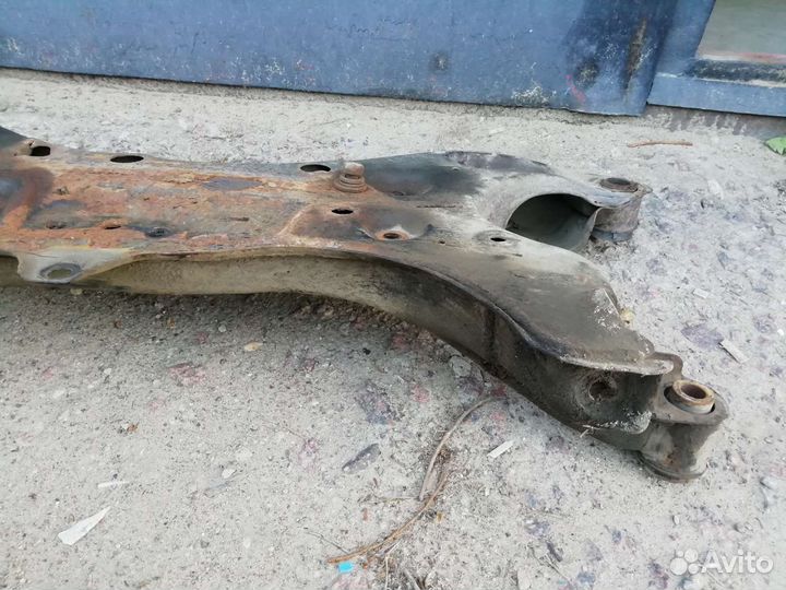 Подрамник на тойоту авенсис