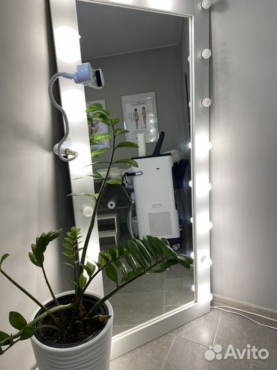 Гримерное зеркало с лампочками