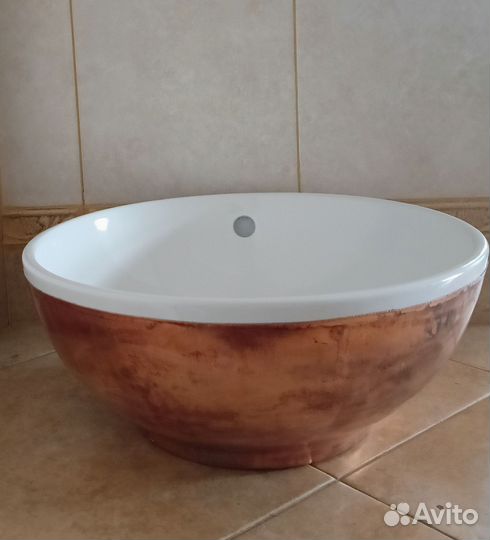 Раковина в ванную фарфоровая в обрамлении из меди