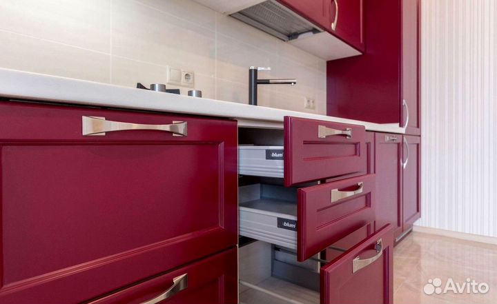 Прямая кухня в потолок. Кухонный гарнитур на заказ