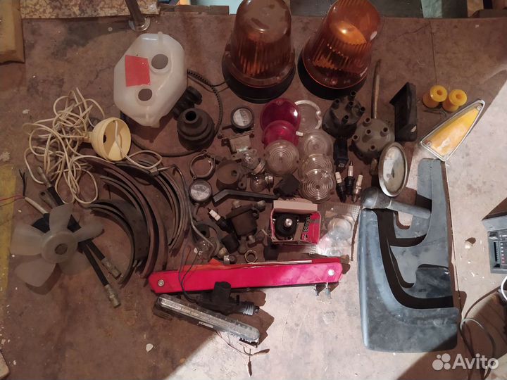 Коробка запчастей, гаражный скарб