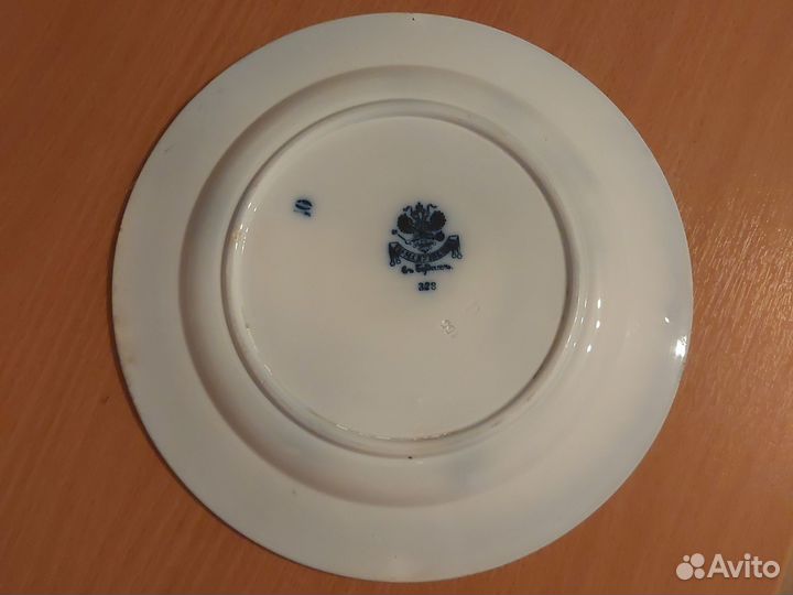Тарелка Кузнецовского фарфорового завода