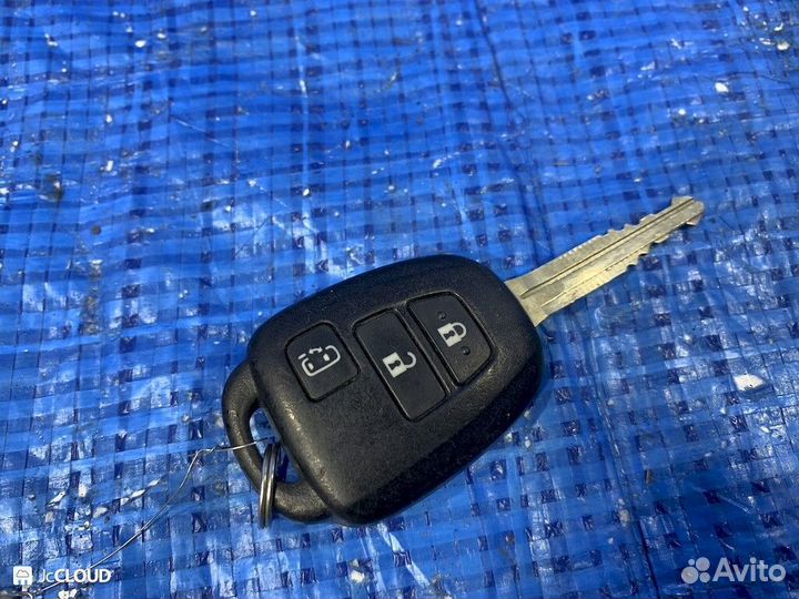 Ключ зажигания на toyota sienta NSP170 2nrfke