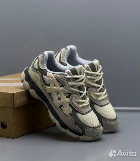 Кроссовки женские Asics