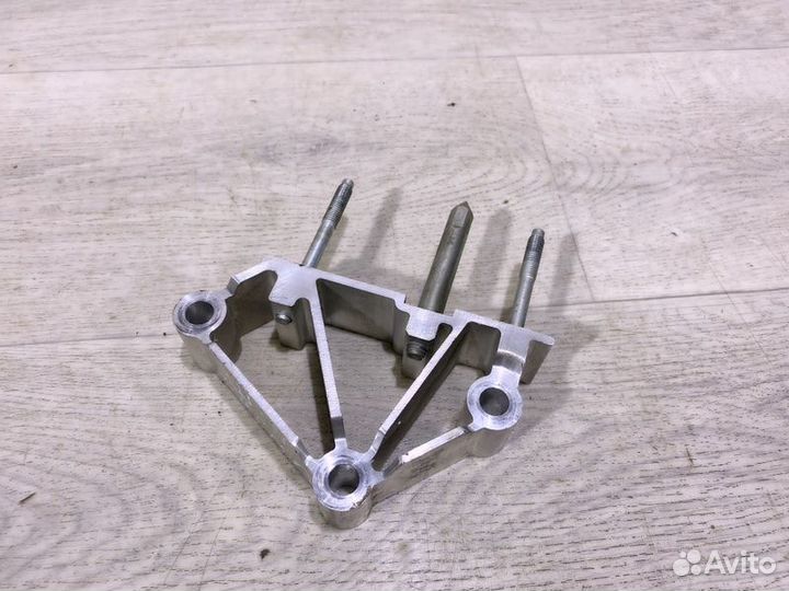 Кронштейн торпедо передний левый Volkswagen Jetta