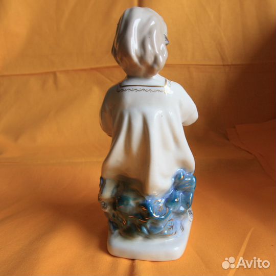 Фарфор: Статуэтка «Девочка с венком»