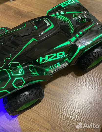 Большой вездеход с дымом на пульте