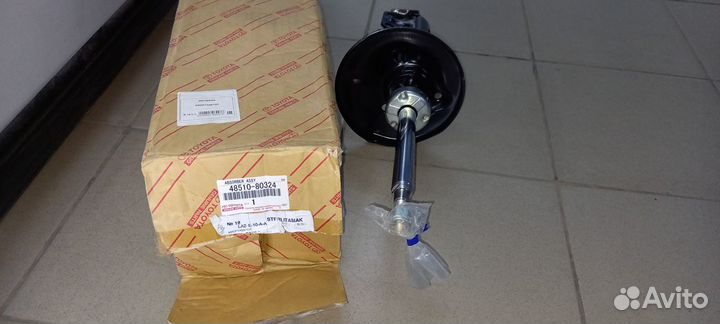 Амортизатор передний правый Toyota Celica 00-04