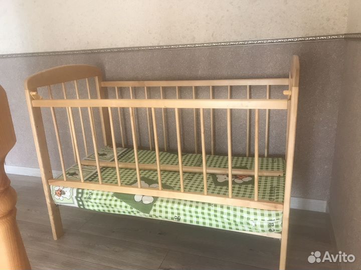 Кровать детская деревянная с матрацом