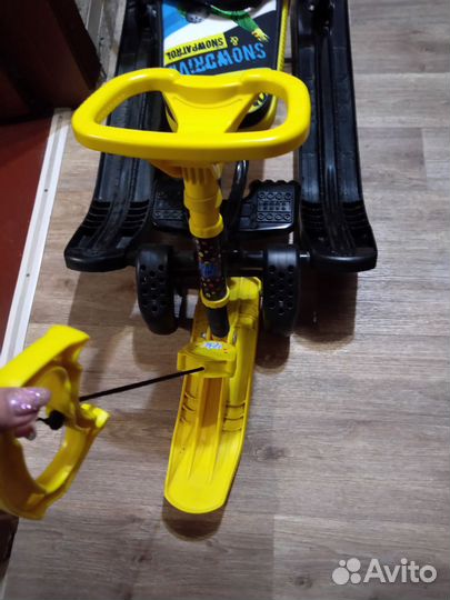 Детский снегокат с ручкой и колесами бу