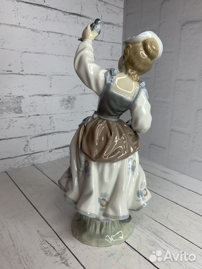 Фарфоровая статуэтка Девушка с птичкой в руке