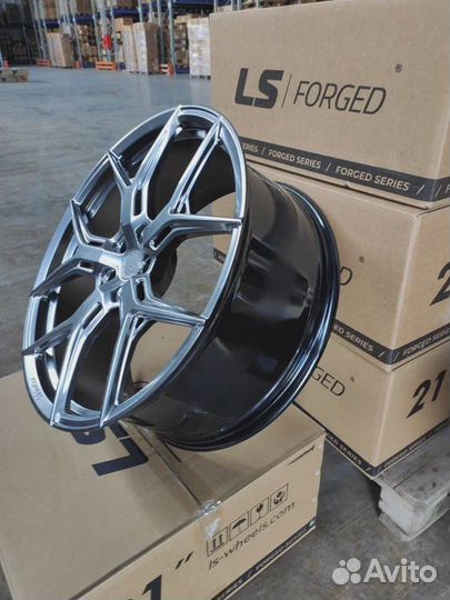 Кованые диски LS Forged R22 на Genesis GV80 GV70