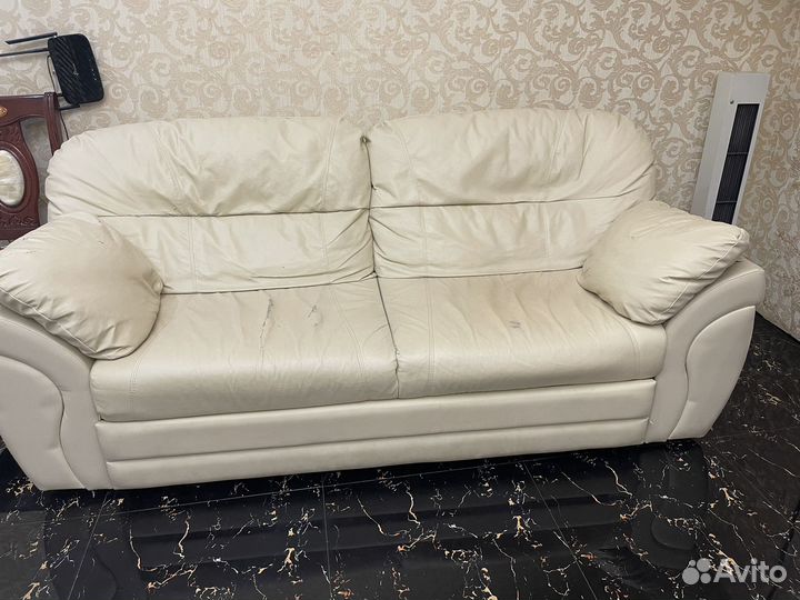 Кожаный диван