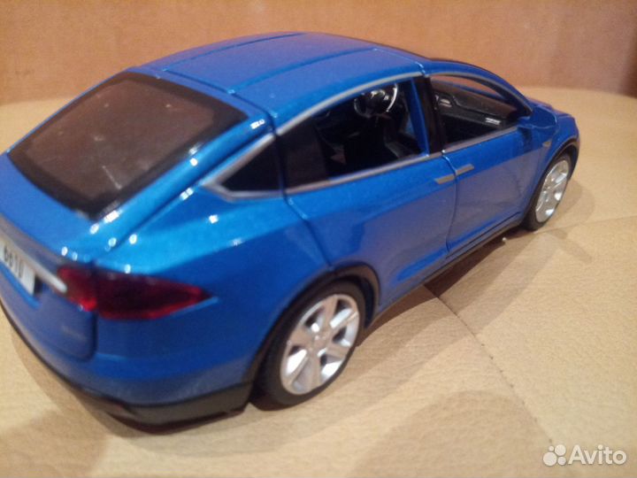 Машинка моделька Tesla (светятся фары и звук)