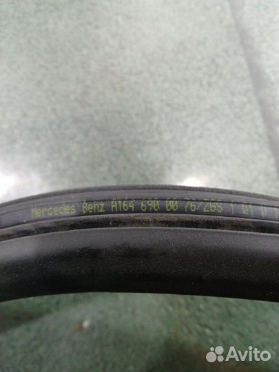 Уплотнитель проема двери передний правый