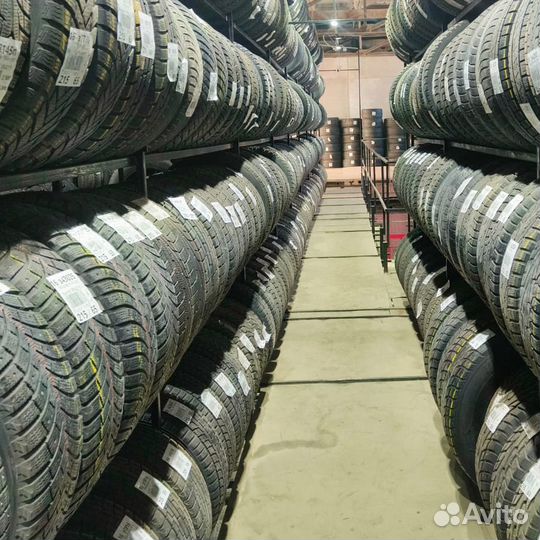 Roadmarch Prime UHP 08 215/55 R17 98W