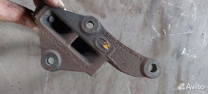 Кронштейн привода на Ford Fiesta