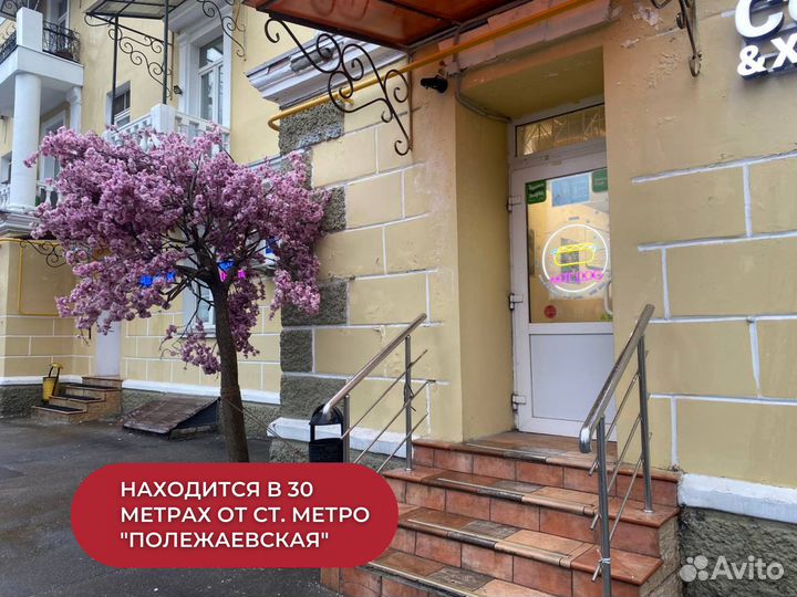 Уникальная кофейня с хот-догами на выходе из метро