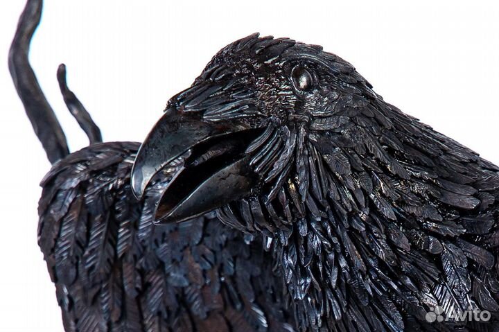Скульптура птицы Ворон