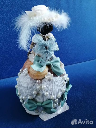 Сувенир. Кукла, дама с зонтиком из ракушек