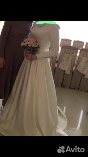 Платье из королевского атласа со шлейфом