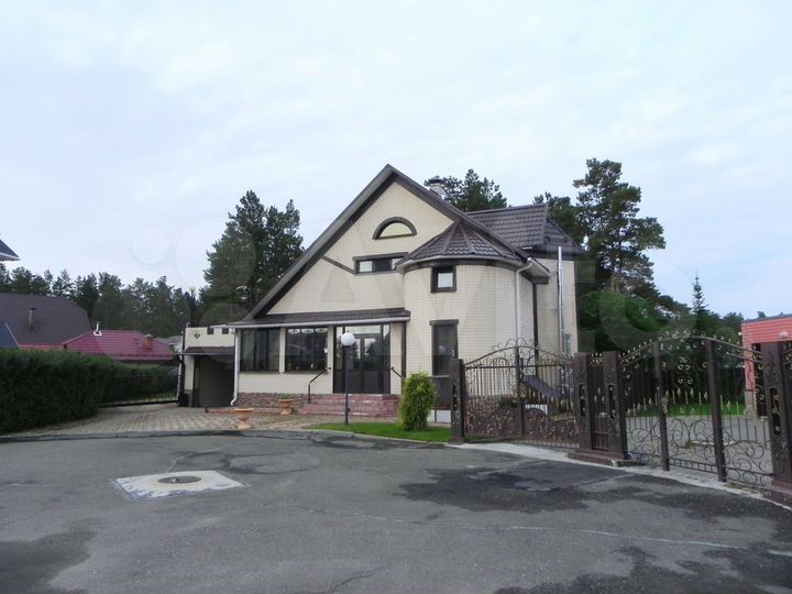 Коттедж 323,6 м² на участке 9,5 сот.