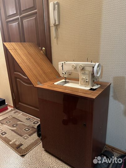 Швейная машина Чайка 142 м