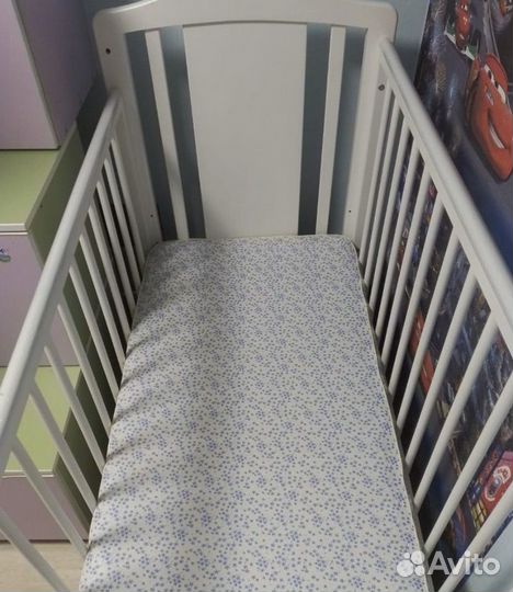 Детская кроватка с маятником