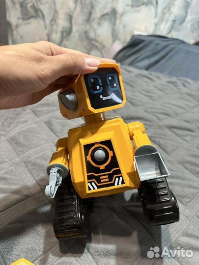 Игрушка робот с пультом