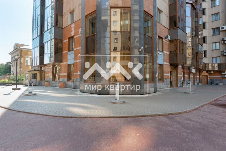 Коммерция в новом доме в Центре