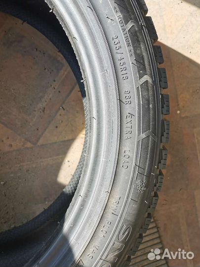 Triangle Snowlink TWT02 235/45 R18 98R