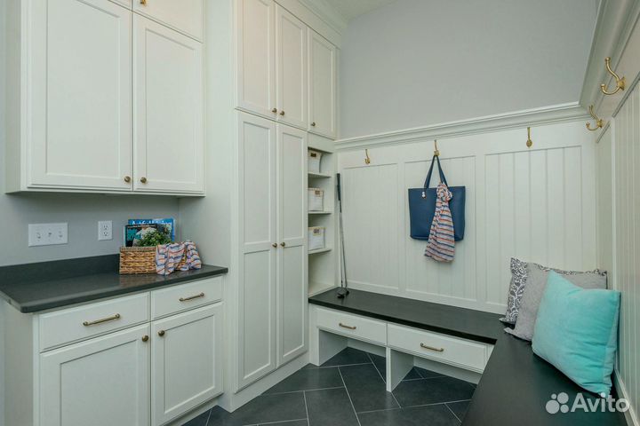 Шкаф в прихожую белый