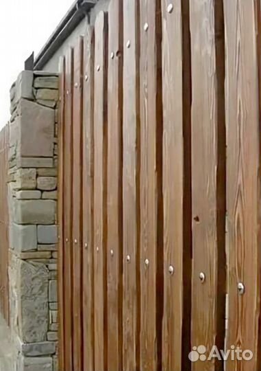 Деревянный забор. Каменное дерево