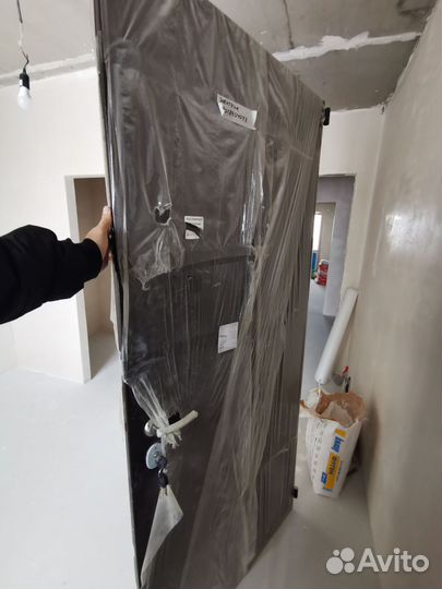 Продам входную металлическую дверь бу