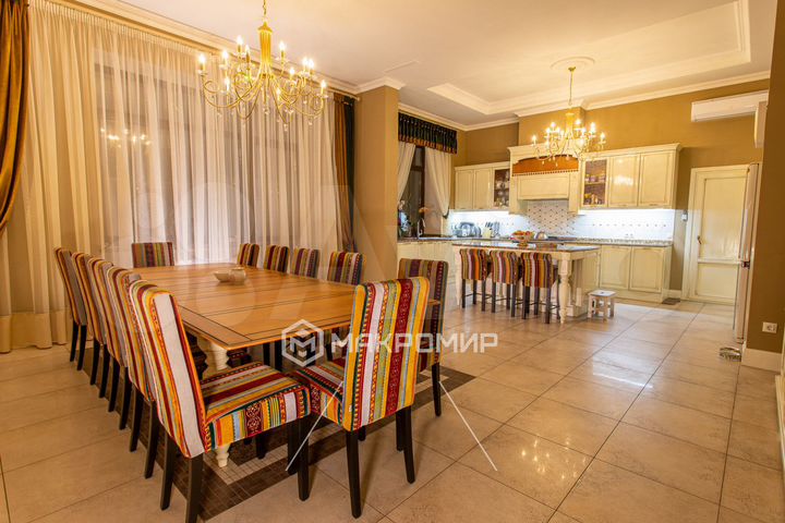 Дом 900 м² на участке 4 га