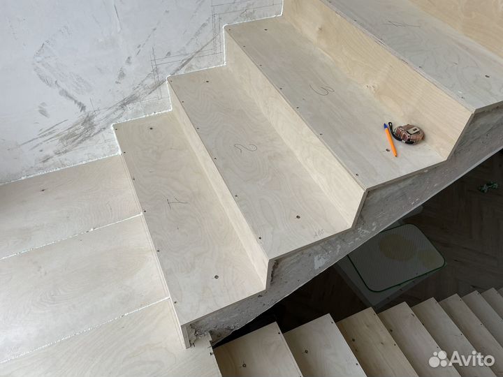 Облицовка лестниц: фанерой и массивом дерева