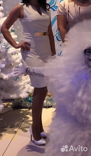 Белое вечернее платье