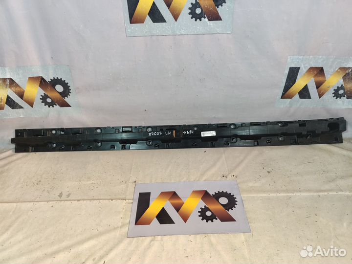 Бмв X7 G07 2018- Кронштеин левого порога 11684